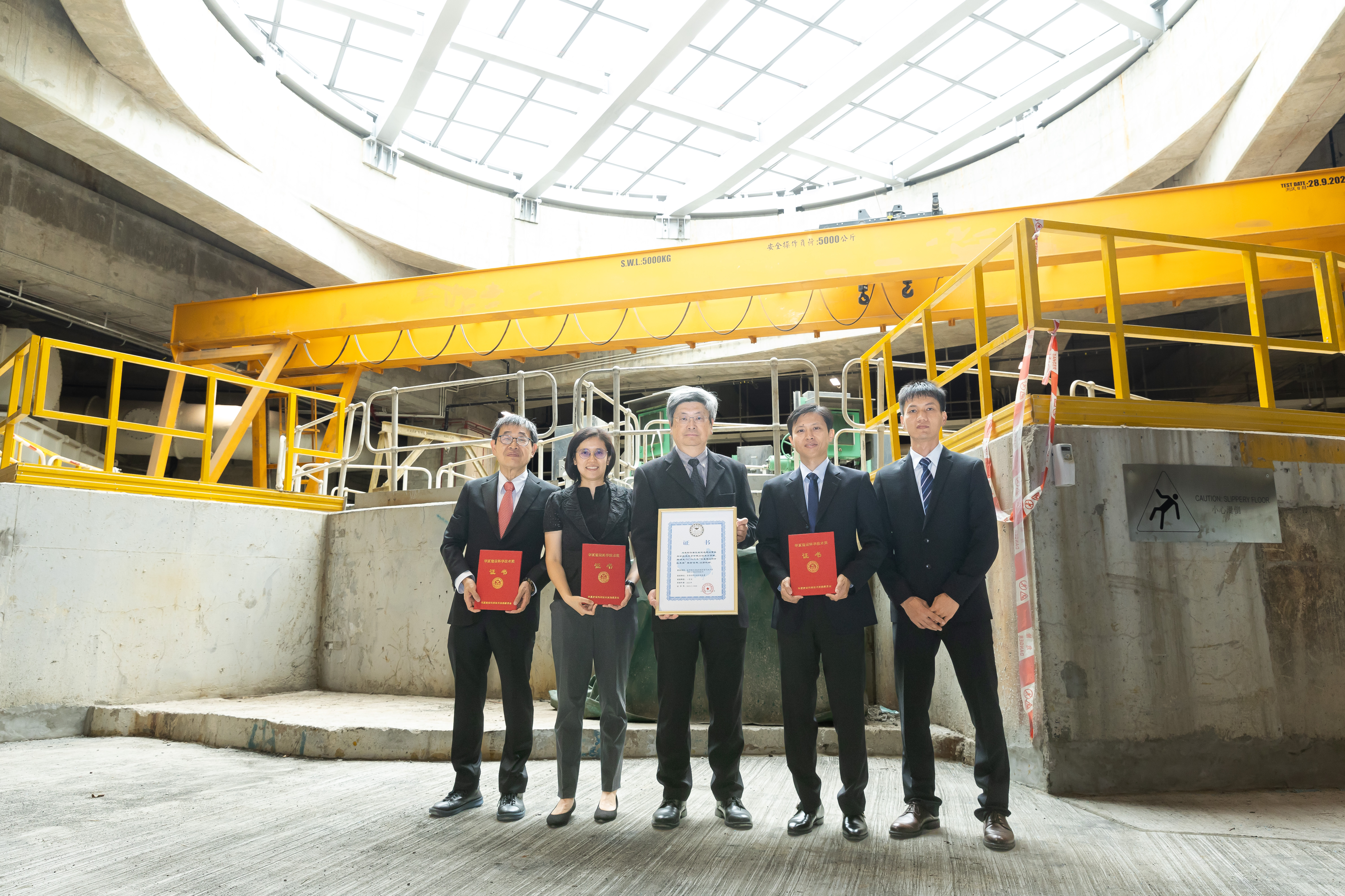 獲獎團隊合照,渠務署高級化驗師劉達光博士(中)和高級工程師蔡敏儀女士 (左二)與中山大學江峰教授(右二),香港科技大學陳光浩教授(左一),華南師範大學孫建良博士(右一)