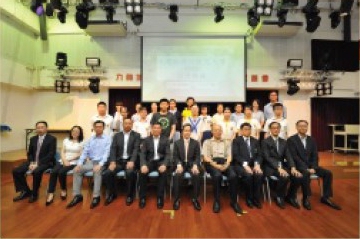 The Prize Presentation Ceremony was held on 2nd July 2015 at Kowloon Walled City Community Hall. The Assistant Director/Projects and Development of DSD, Mr. CHENG Hung-leung, delivered the welcoming speech. The then Chairman of Wong Tai Sin District Council, Mr. Li Tak-hong, also attended as a guest and presented the prizes at the ceremony.