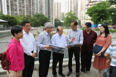 政务司司长张建宗于2017年9月27日参观了启德河改善工程