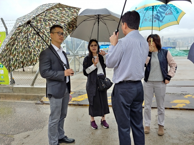 於2019年3月初，渠務署及工程顧問代表分別向保護市區公園大聯盟代表及麗港城（第一、二及四期）業主委員會主席及副主席簡介觀塘污水泵房優化工程的內容及收集他們的意見。