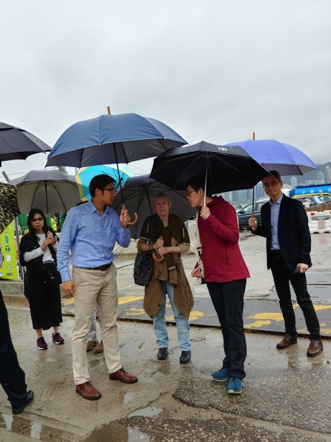 於2019年3月初，渠務署及工程顧問代表分別向保護市區公園大聯盟代表及麗港城（第一、二及四期）業主委員會主席及副主席簡介觀塘污水泵房優化工程的內容及收集他們的意見。