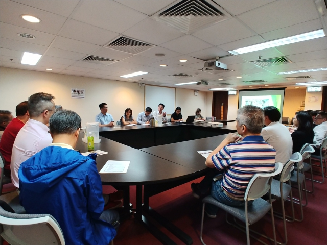 于2019年4月初，渠务署、工程顾问及承建商代表向丽港城（第一、二、三及四期）业主委员会代表简介观塘污水泵房优化工程的内容及收集他们的意见。