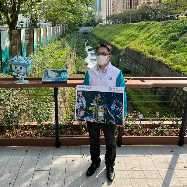 DSD Senior Engineer, Mr Ronald SIU Wai-chung, introduced the revitalized Jordan Valley Channel to the reporters