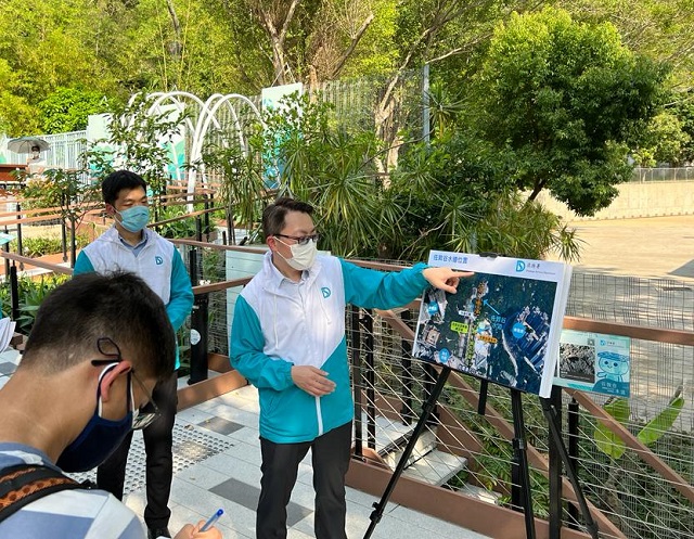 DSD Senior Engineer, Mr Ronald SIU Wai-chung, introduced the revitalized Jordan Valley Channel to the reporters