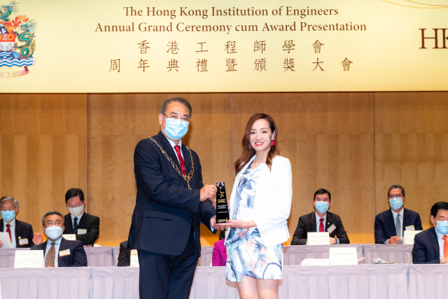 DSD Electrical & Mechanical Engineer, Ms Ivy LEUNG Yick-laam (right) receives the HKIE “Young Engineer of the Year Award 2021”