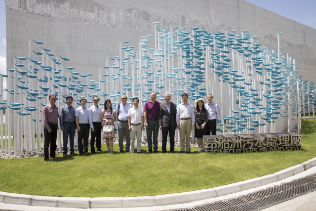 水利部珠江水利委员会巡视员王秋生先生（右三）及代表团与渠务署助理署长曾国良先生（右四）及工程团队于昂船洲污水处理厂合照