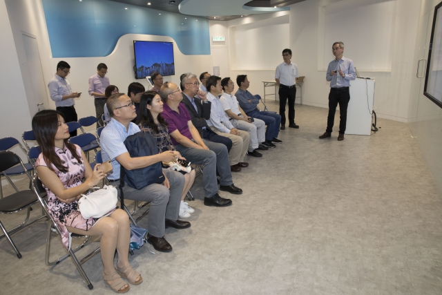 净化海港计划的总工程师李超臻先生向代表团讲解香港历来最大的环保基建项目 - 净化海港计划