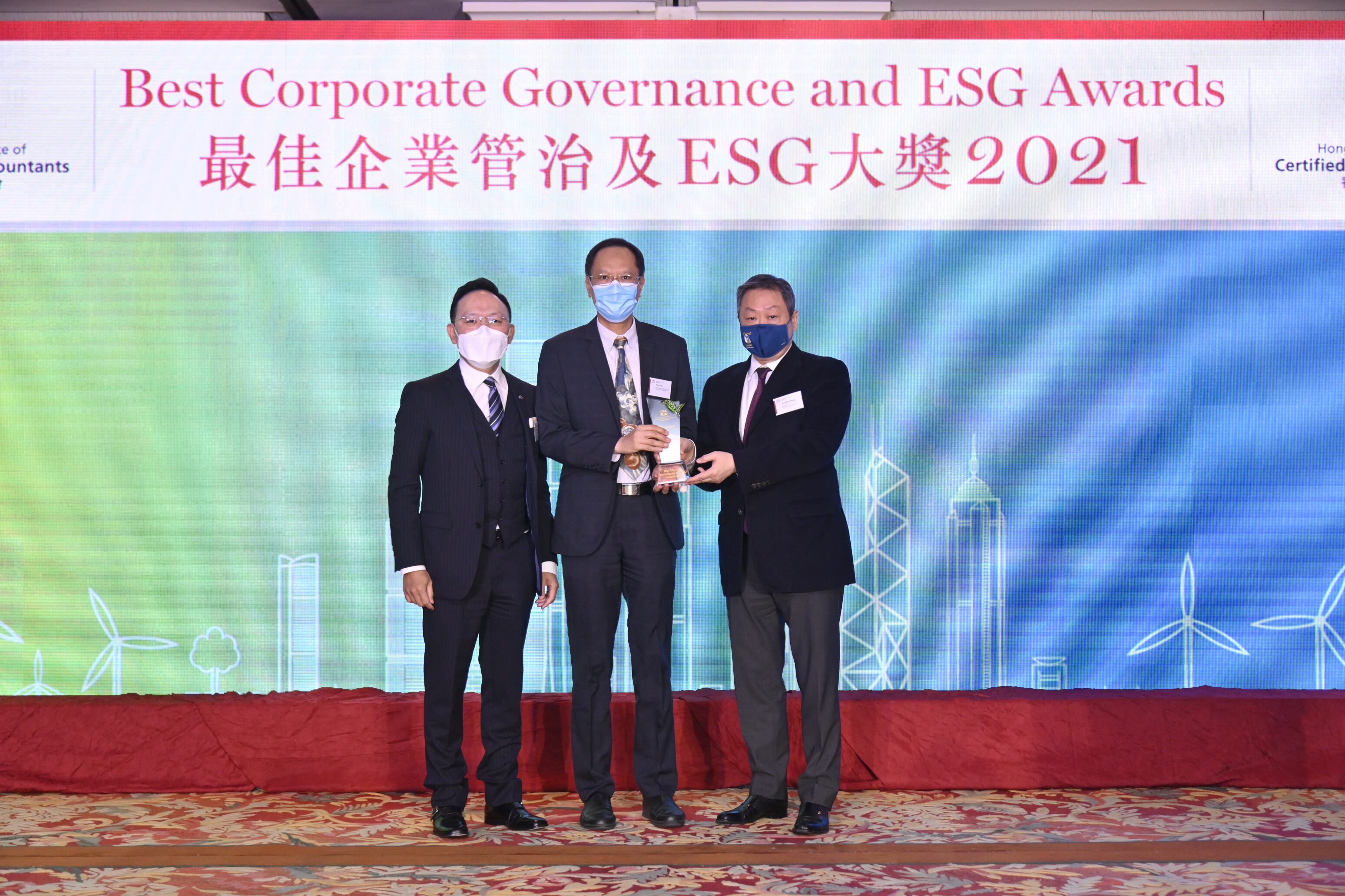 The Deputy Director of Drainage Services, Mr Peter CHUI Si-kay (centre) received the ESG Award (Public Sector/Not-for-profit Category (Large)) on behalf of the department from The Hong Kong Institute of Certified Public Accountants on 6 December 2021