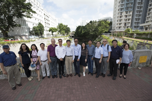 The Chief Engineer of Projects Management Division Mr Jimmy POON (seventh right) introduced the river revitalization elements of Kai Tak River Improvement Works to the delegates