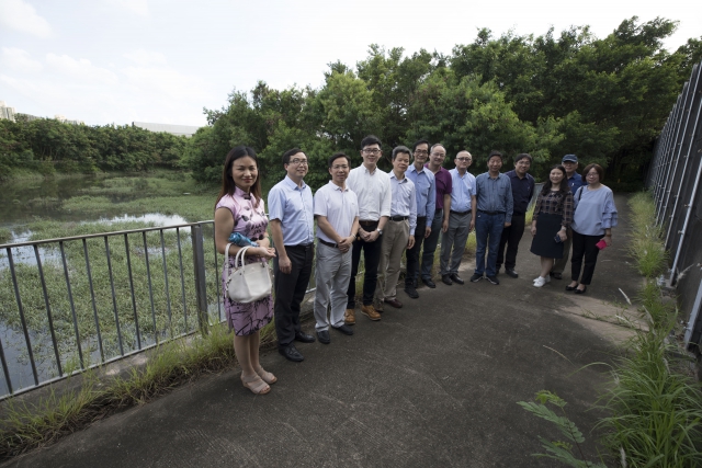 土地排水部署理总工程师梁华明先生(左六)及排水工程部工程师郑敏炜先生(左四)向代表团讲解元朗排水绕道的运作及工程项目细节