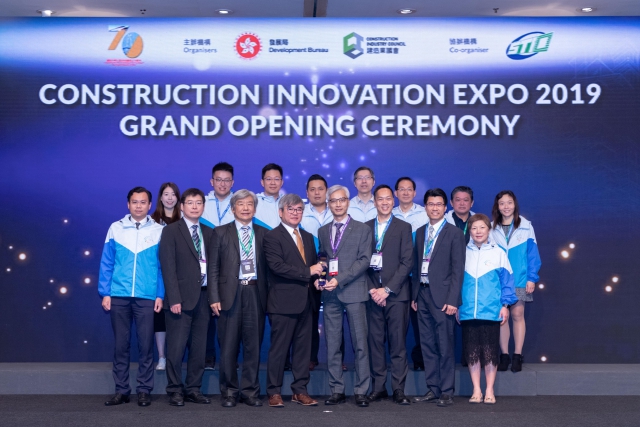 The Director of Drainage Services, Mr Kelvin LO Kwok-wah (front row, fourth right); the Deputy Director of Drainage Services, Mr MAK Ka-wai (front row, third left); the Assistant Director / Sewage Services of DSD, Mr Walter LEUNG Wing-yuen (front row, third right); the DSD project team, representatives from Black & Veatch Hong Kong Limited , Build King – Kum Shing Joint Venture and Cerebro Strategy Ltd. to receive the award from the Chairman, Organising Committee of CIExpo 2019 and Panel Chair of CIC Construction Innovation Award, Ir Ringo YU Shek-man (front row, fourth left)
