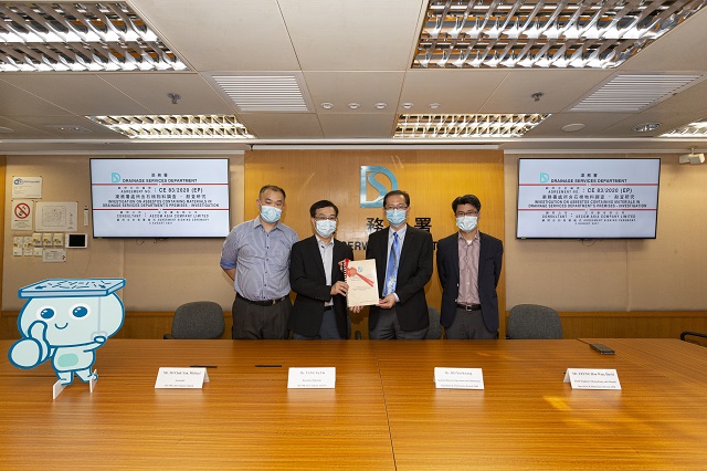 The Assistant Director / Operations and Maintenance, Mr HO Yiu-kwong (second right), the Chief Engineer/Hong Kong and Islands, Mr LEUNG Hon-wan (first right) of DSD and the Executive Director, Mr TANG Yu-tin (second left) and Associate, Mr TO Chak-yan (first left) of AECOM Asia Company Limited attended the Agreement Signing Ceremony
