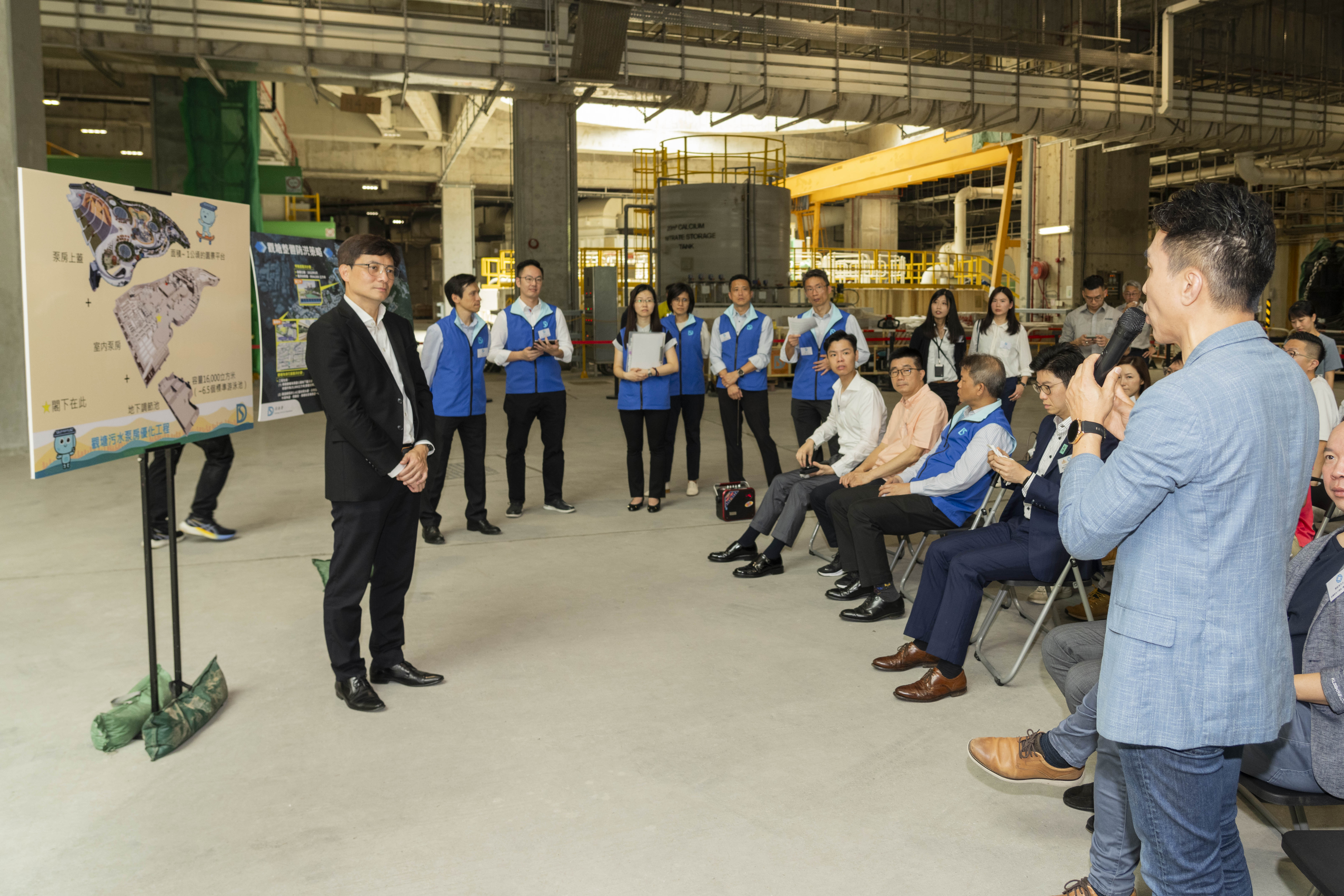 The Director of Drainage Services Department, Mr Ringo MOK Wing-cheong, exchanged views with the Kwun Tong DC members. 