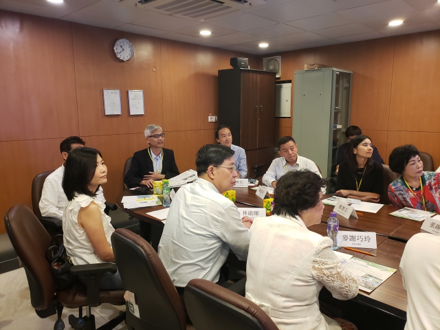 The Director of Drainage Services, Mr LO Kwok-wah, introduced DSD’s works to the Southern DC members