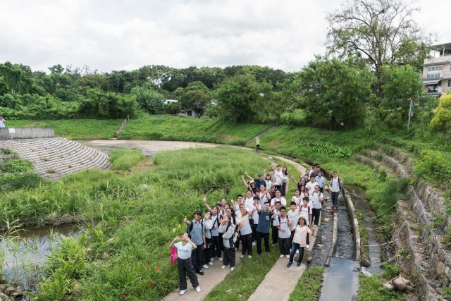 渠務署連同螢火蟲保育基金會及香港神託會培敦中學學生到粉嶺軍地河，放流螢火蟲幼蟲。