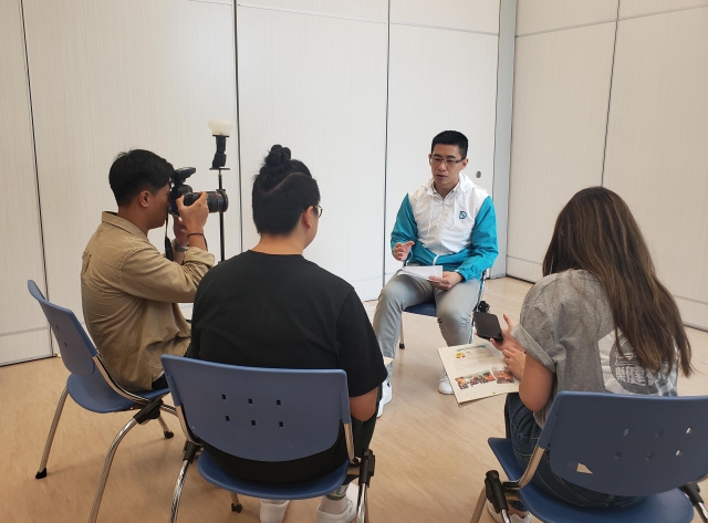 渠务署工程师吴天赐先生向记者分享加入渠务署义工队的经历及对义务工作的看法