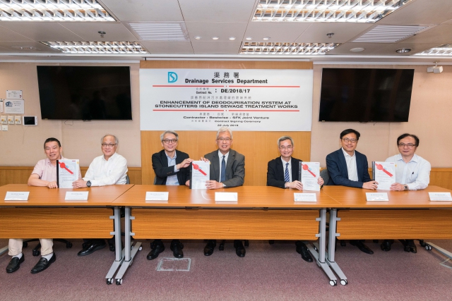 The Assistant Director / Sewage Services of DSD, Mr. TSANG Kwok Leung, Anthony (fourth left), the Director, Mr. AU Man-kiu, Derek (third left) of Bestwise Envirotech Limited, the Managing Director, Mr. LEE Wai-shing (second left) of Sun Fook Kong (Civil) Limited and the Executive Director, Mr. CHAN Chor-tung (first left) attended the contract signing ceremony