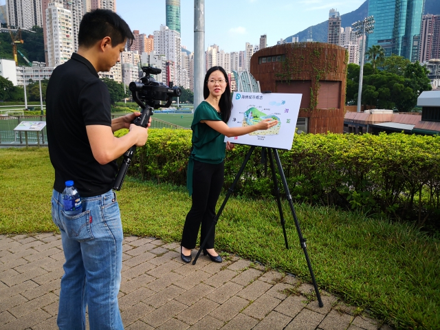 本署工程师李静文女士向记者讲解「海绵城市」的概念