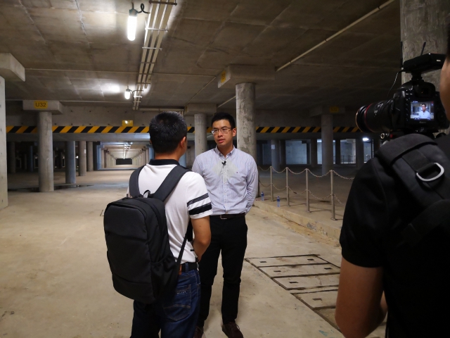 本署工程师刘耀文先生带领记者参观跑马地地下蓄洪池
