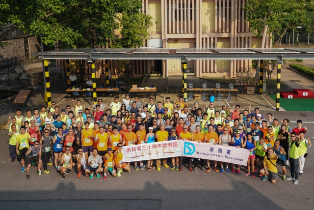 跑手們精神奕奕，蓄勢待發，在10公里賽開跑前與工作人員合照