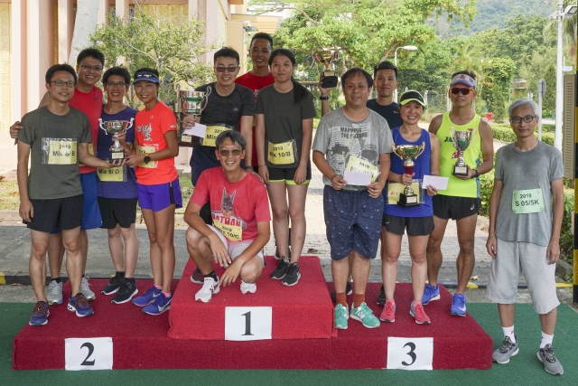 Winners of the 4 x 400m Obstacle Race teams took a photo with the Director of Drainage Services, Mr LO Kwok-wah (right) after receiving the trophies