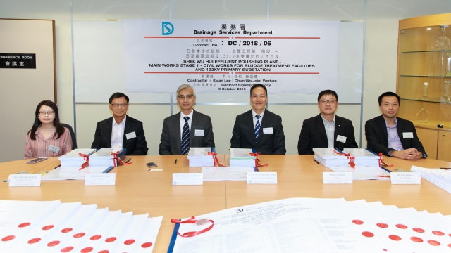 渠務署署長盧國華先生(左三)及總工程師/污水處理梁泳源先生(右三)與群利集團有限公司董事陳治群先生(左二)及行政主任陳雅潔女士(左一),俊和建築工程有限公司董事高永年先生先生(右二)及分部經理湯志偉先生(右一)進行合約簽署儀式