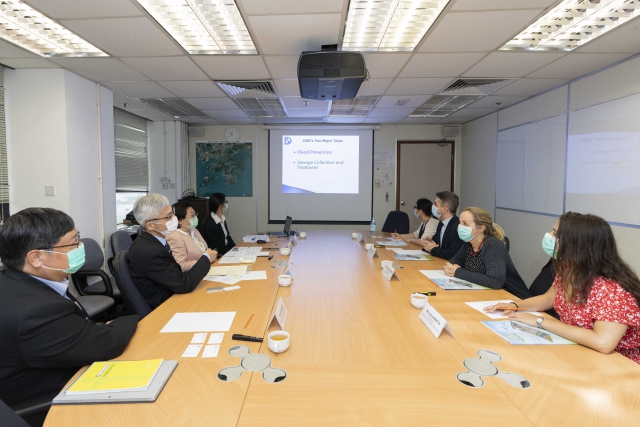 Director of Drainage Services, Mr LO Kwok-wah, Kelvin (second left) introduced DSD’s core responsibilities to the delegation from the Spanish Trade Commission of the Consulate General of Spain in Hong Kong