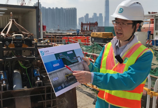 渠务署工程师潘天佑先生介绍新式遥控清淤机械人的运作