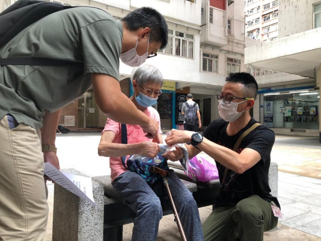 During epidemic, Mr CHUI participated in volunteer team to distribute anti-epidemic bags and masks to the needy