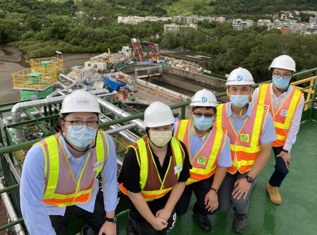 The Assistant Engineer of DSD’s Contractor Ms Yoyo LEUNG Wing-yiu (second left) and Engineer of the DSD Mr LEUNG Ka-kay (second right) take a group photo with DSD’s colleagues and the contractor’s staff