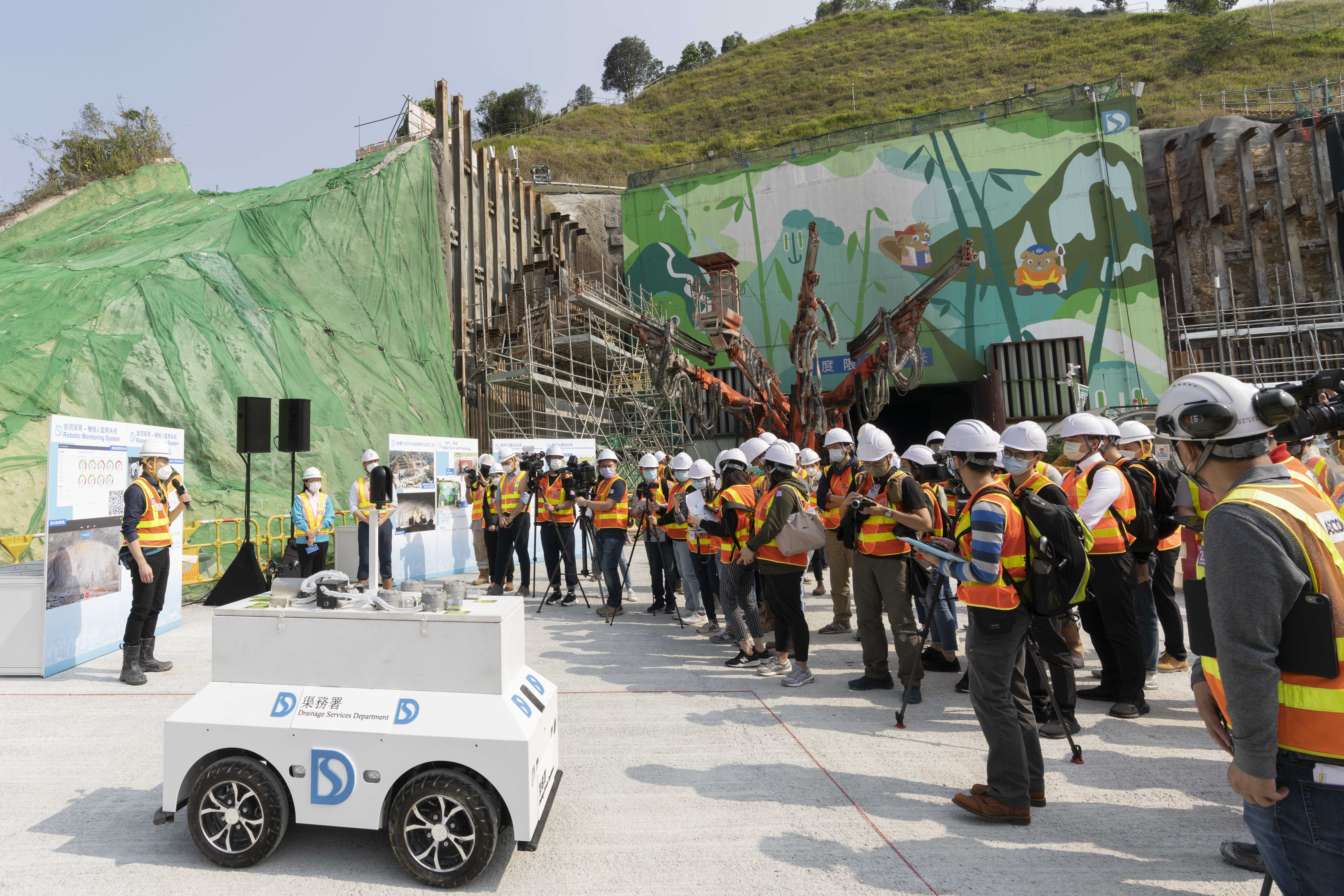 The media visit the works site of the “Relocation of Sha Tin Sewage Treatment Works to Caverns” project to learn more about its works progress and application of new technologies