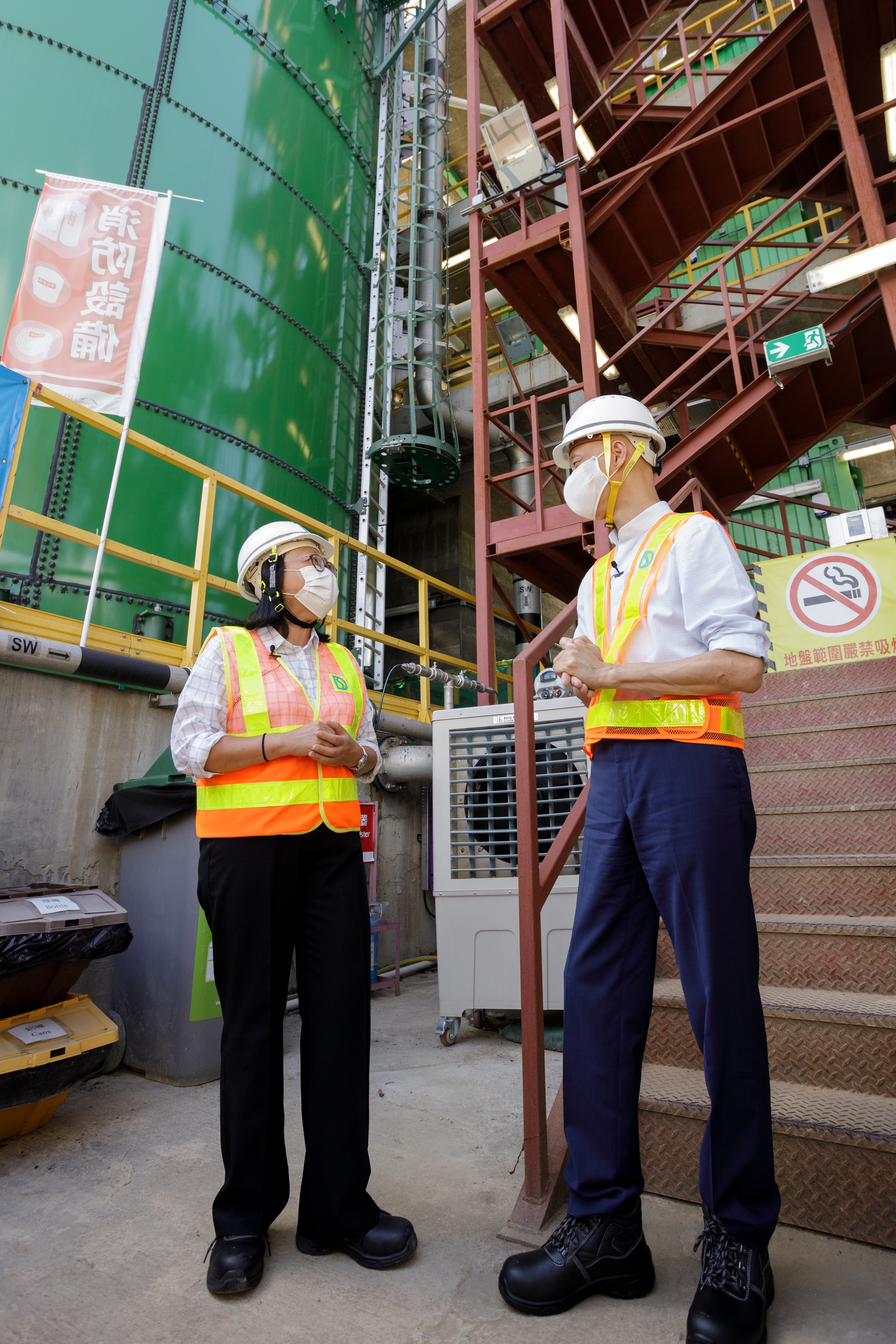 The Director of Drainage Services, Ms Alice PANG (left) briefs the Secretary of Environment, Mr WONG Kam-sing (right), the progress of the Expansion of Sha Tau Kok Sewage Treatment Plant 