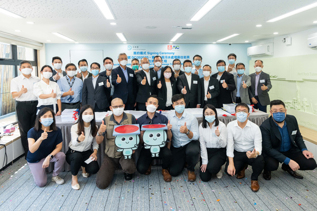 整個工程團隊包括渠務署同事、顧問公司及承建商團隊亦都一同參與這次的簽約儀式，展現團隊合作無間的精神及分享這值得紀念的時刻