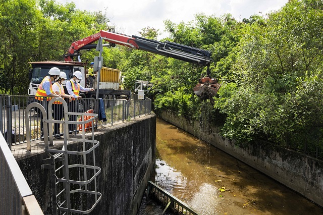 在雨季期間，渠務署會巡查排水設施及進行清淤工作。圖示渠務署署長彭雅妮（右二）早前視察渠務署在新界防洪河道的清淤工作。