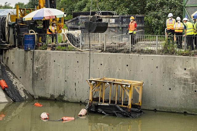 在雨季期間，渠務署會巡查排水設施及進行清淤工作。圖示渠務署署長彭雅妮（右三）早前視察新界防洪河道，了解渠務署應用清淤機械人協助河道清淤的工作。