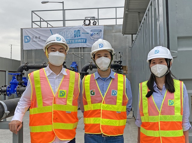 (From left to right) DSD engineers Mr Mic NG Ting-hong, Mr David LAW Tsz-wai and Ms Stephanie FENG-xue expressed that they were very honored to be able to help fight the virus for Hong Kong with their professional knowledge.