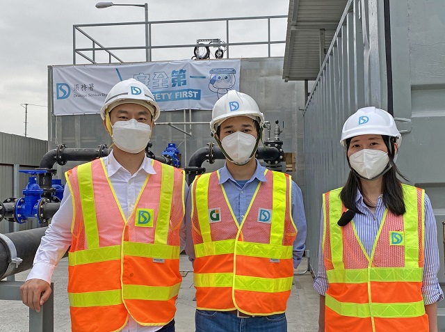 （左起）渠務署工程師吳霆康先生、羅梓偉先生及封雪女士表示很榮幸，能夠以自己的專業知識為香港抗疫出力。