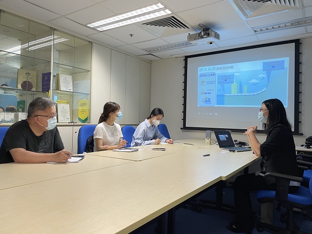 渠務署高級工程師李靜文女士（右）向記者講解渠務署應對氣候變化工作