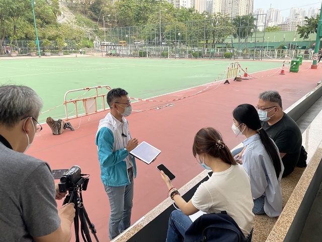 渠務署高級工程師溫南豐先生（左二）詳細介紹秀雅道蓄洪計劃