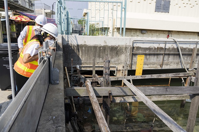 渠務署署長彭雅妮今日（八月二十四日）視察較高風險的沿岸低窪或當風地區，了解部門應對風暴潮措施的進度。圖示彭雅妮（右一）巡視加裝可拆卸式擋水板的情況。