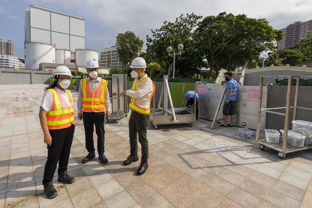 渠務署署長彭雅妮今日（八月二十四日）視察較高風險的沿岸低窪或當風地區，了解部門應對風暴潮措施的進度。圖示彭雅妮今日（左一）巡視杏花邨應對風暴潮的準備工作。