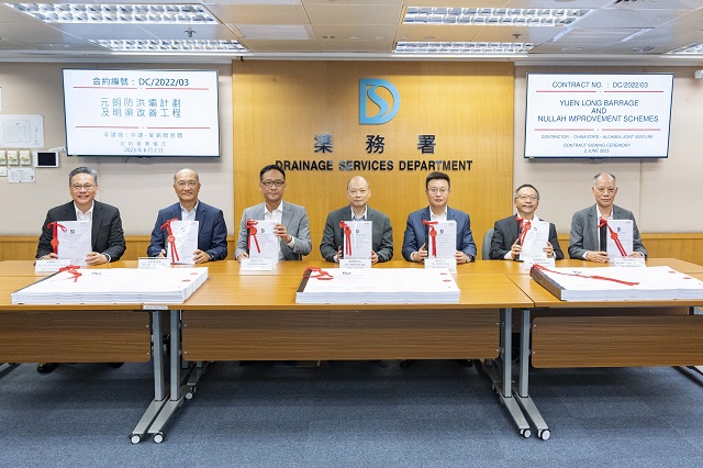 The Assistant Director / Projects and Development, Mr. CHOI Wing-hing (fourth left), the Chief Engineer / Project Management, Mr. POON Sui-shun (third left) of DSD, the Chairman and President, Mr. HUNG Cheung-shew (second left) and Deputy General Manager, Mr. MA Hin-kuen, Ricky (first left) of China State Construction Engineering (Hong Kong) Limited and the Director, Mr. ZHANG Ming (third right), Director, Mr. CHAN Wai-hung, George (second right) and General Manager, Mr. WU Yick-nam, Victor (first right) of Alchmex International Construction Limited attended the Contract Signing Ceremony.