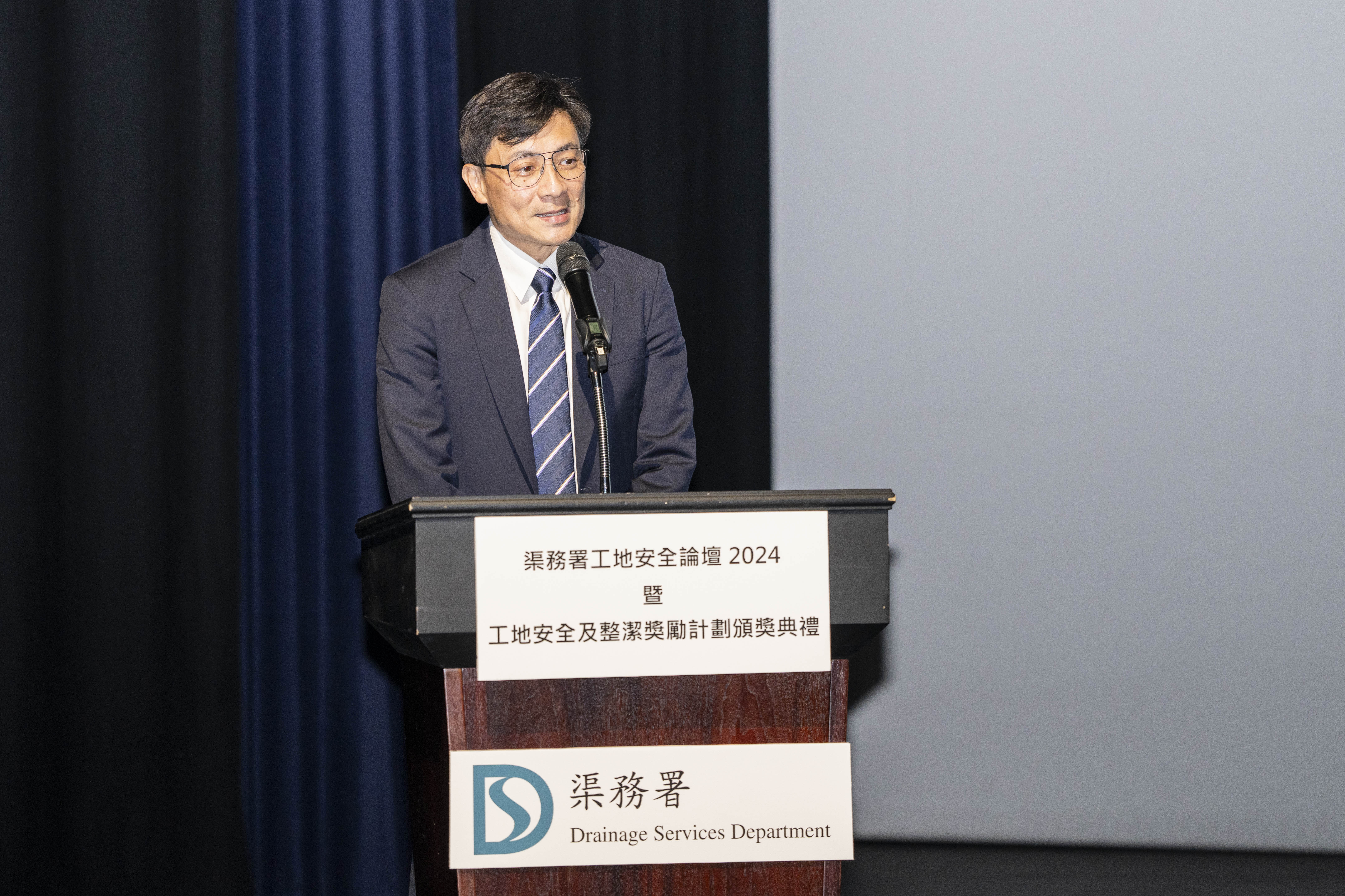 Director of Drainage Services, Mr MOK Wing-cheong, delivering a speech 