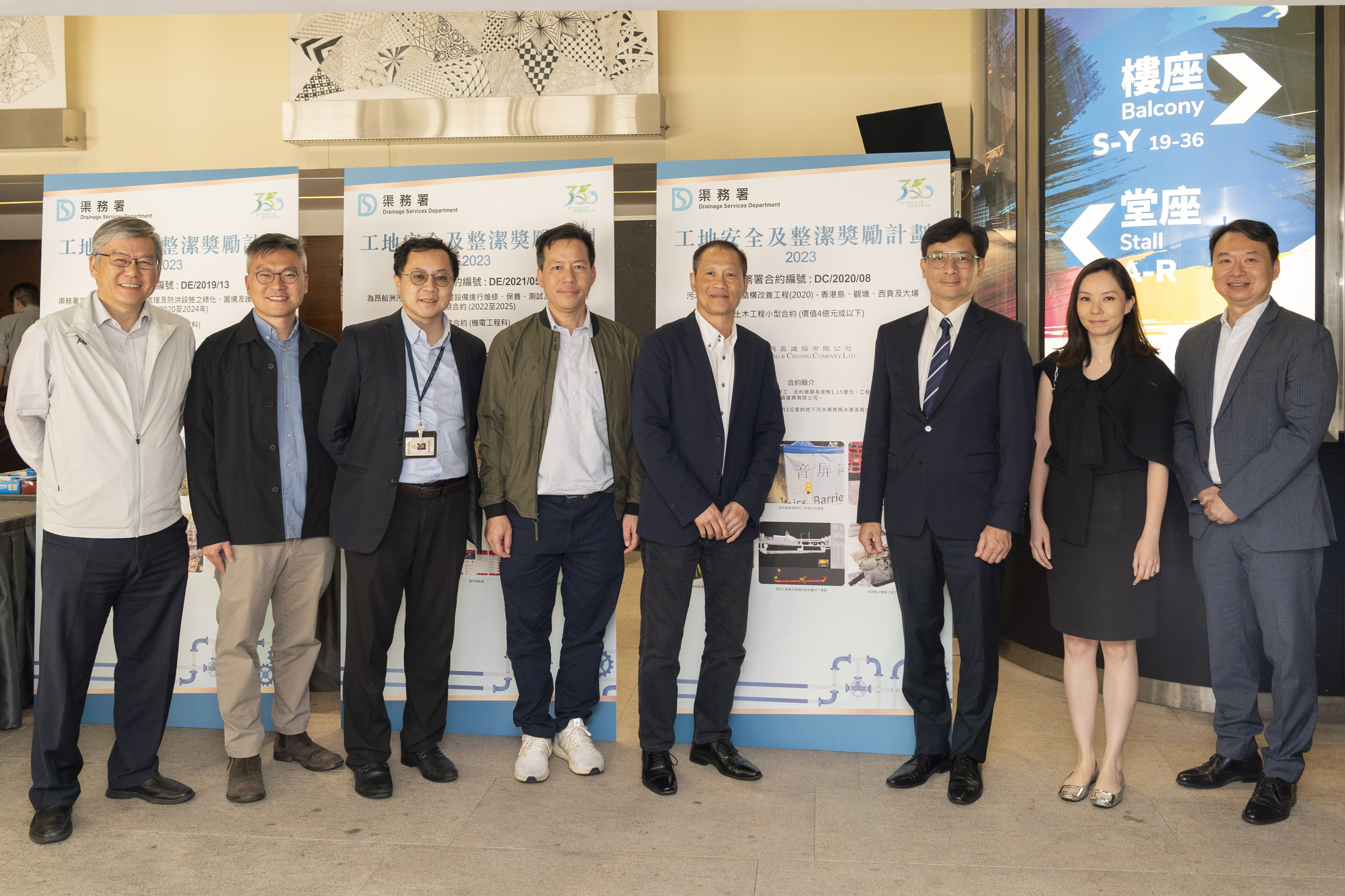 Briefing of winning contract display panels to Director of Drainage Services, Mr MOK Wing-cheong (third right),by winning team representatives