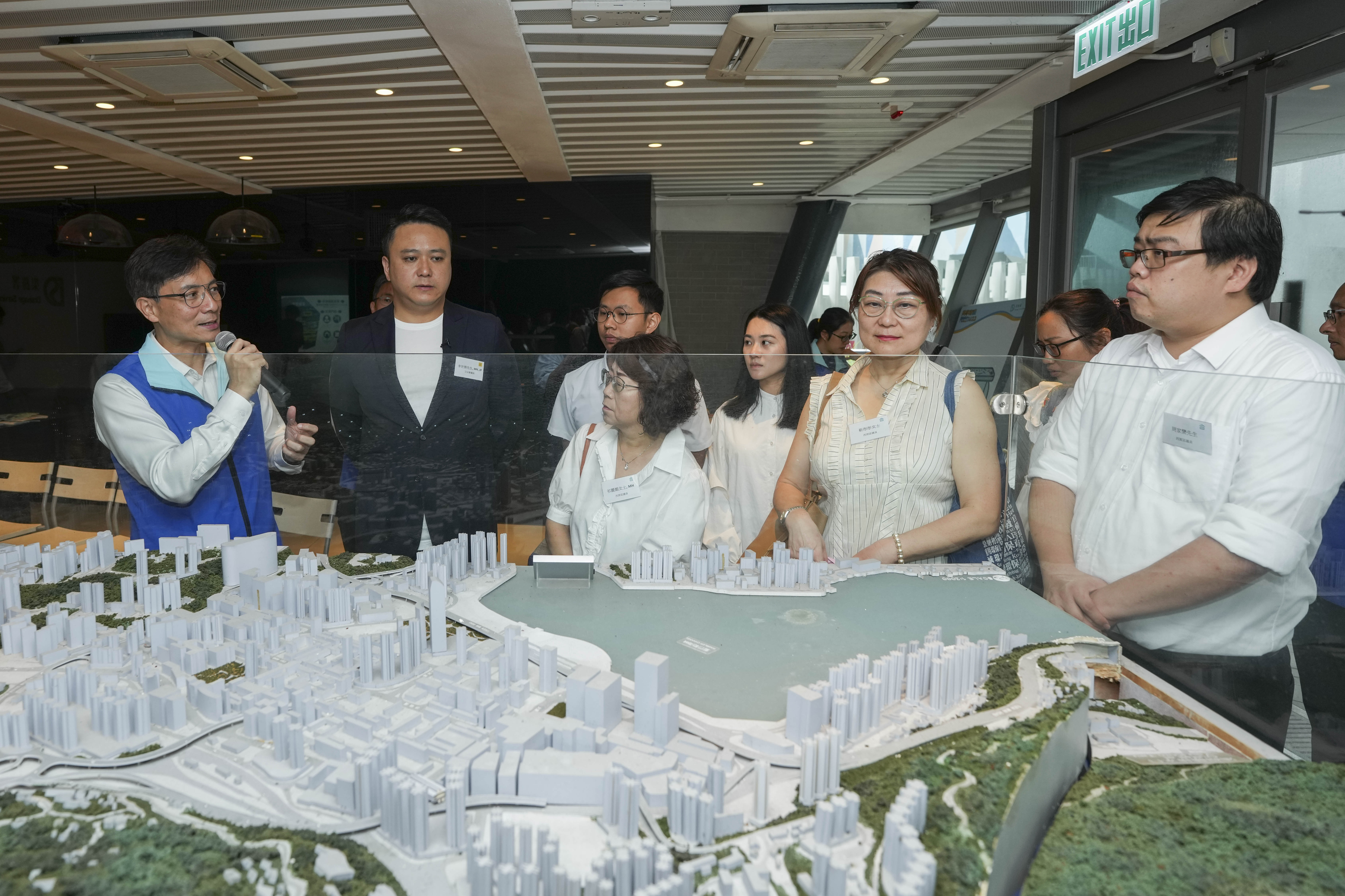 The Director of Drainage Services, Mr Ringo MOK Wing-cheong (first left), exchanged views with DAB representatives