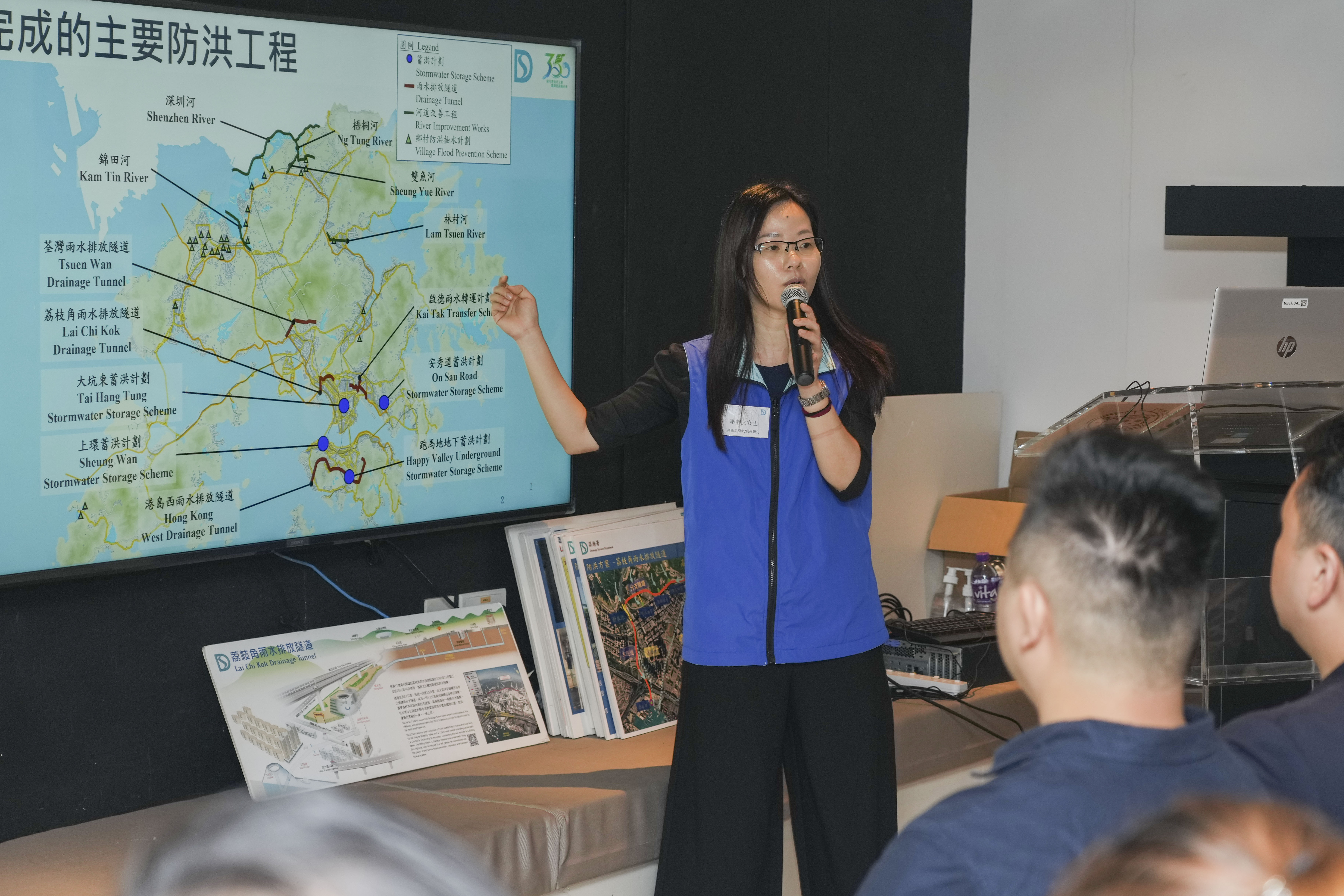 Ms LEE Ching-man, the Senior Engineer/ Climate Change of the DSD, introduced the flood prevention works of the DSD to the LegCo and DC Members