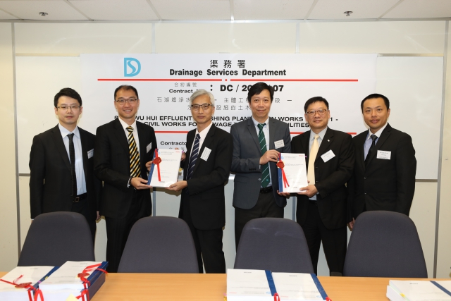 The Director of Drainage Services, Mr. LO Kwok-wah, Kelvin (third left), Chief Engineer/ Sewerage Projects, Mr. YIP Tat-ming, Ben (third right), the Directors, Mr. CHAN Anthony Yin-chung (first left) and Mr. PANG Yat-bond Derrick (second left) of Kwan Lee Holding Limited, the Director, Mr. KO Wing-nin (second right) and the Division Manager, Mr. TONG Chi-wai (first right) of Chun Wo Construction and Engineering Company Limited attended the contract signing ceremony