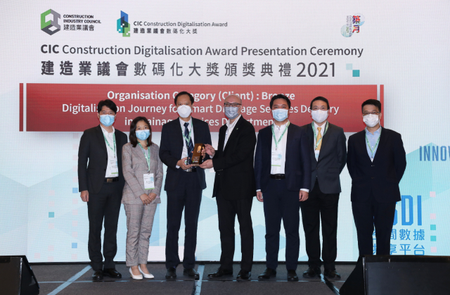 Deputy Director of Drainage Services, Mr Peter CHUI Si-kay (third left), Chief Engineer/Consultants Management, Ms Carol HO Ka-yee (second left), Chief Engineer/Carven Projects, Mr Tony LEUNG Ka-chung (right third) and representatives of the winning team receive the award