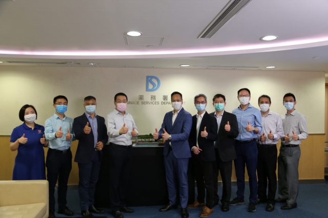 渠务署助理署长/污水处理服务梁泳源先生(右六)与「建造樱桃街箱形雨水渠旱流截取设施 」工程团队合照