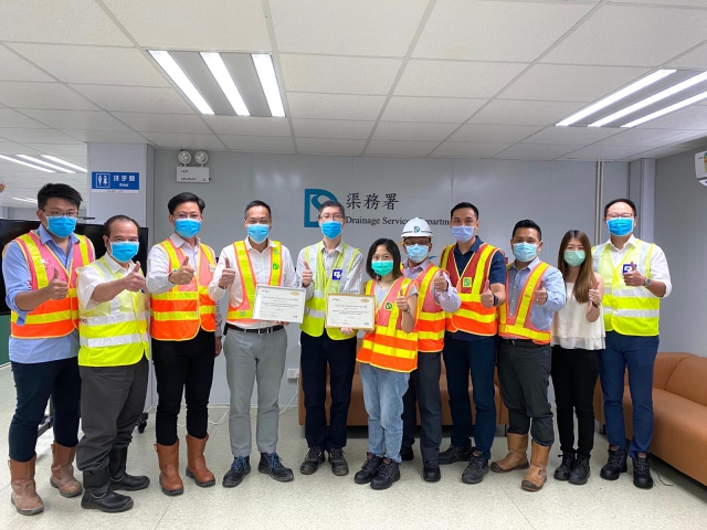 Group photo of the Assistant Director / Sewage Services of DSD, Mr Walter LEUNG Wing-yuen (fourth left) and the project team of “Expansion of Sha Tau Kok Sewage Treatment Works Phase 1 and Village Sewerage in Tong To” 